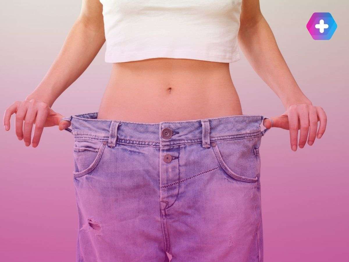 woman wearing white crop top and jeans too big